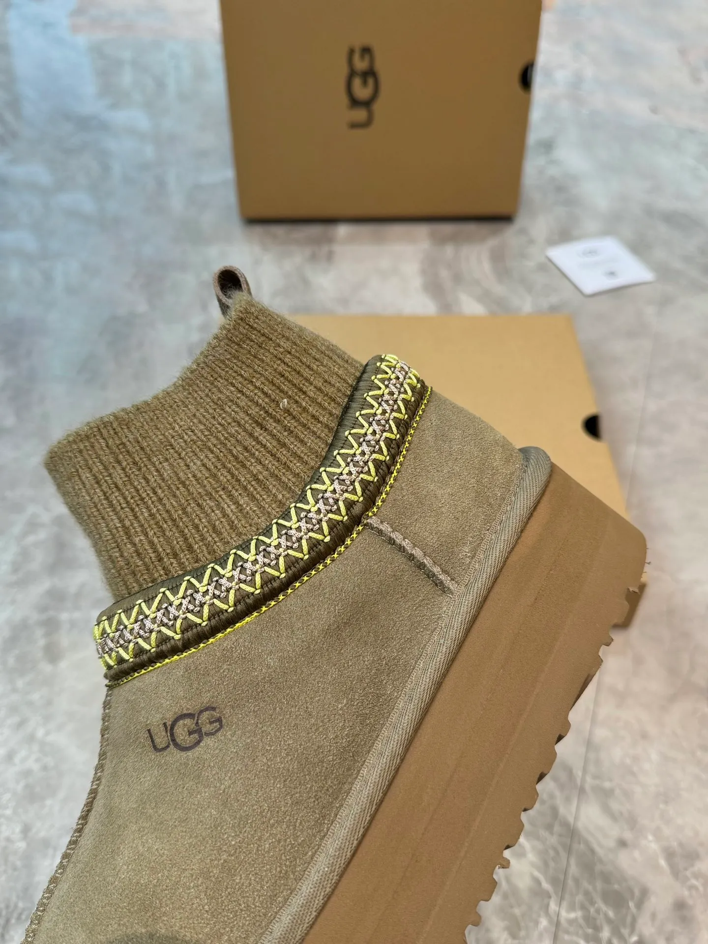 Self-pickup 💰520 New snow boots 1125956 Ethnic style plus sock cover, the sock cover is inserted into the wool. The surface is made of imported silk cow suede, and the inner part is made of Longfeng fur. Foam outsole has light anti-slip characteristics. Four colors, 35-40